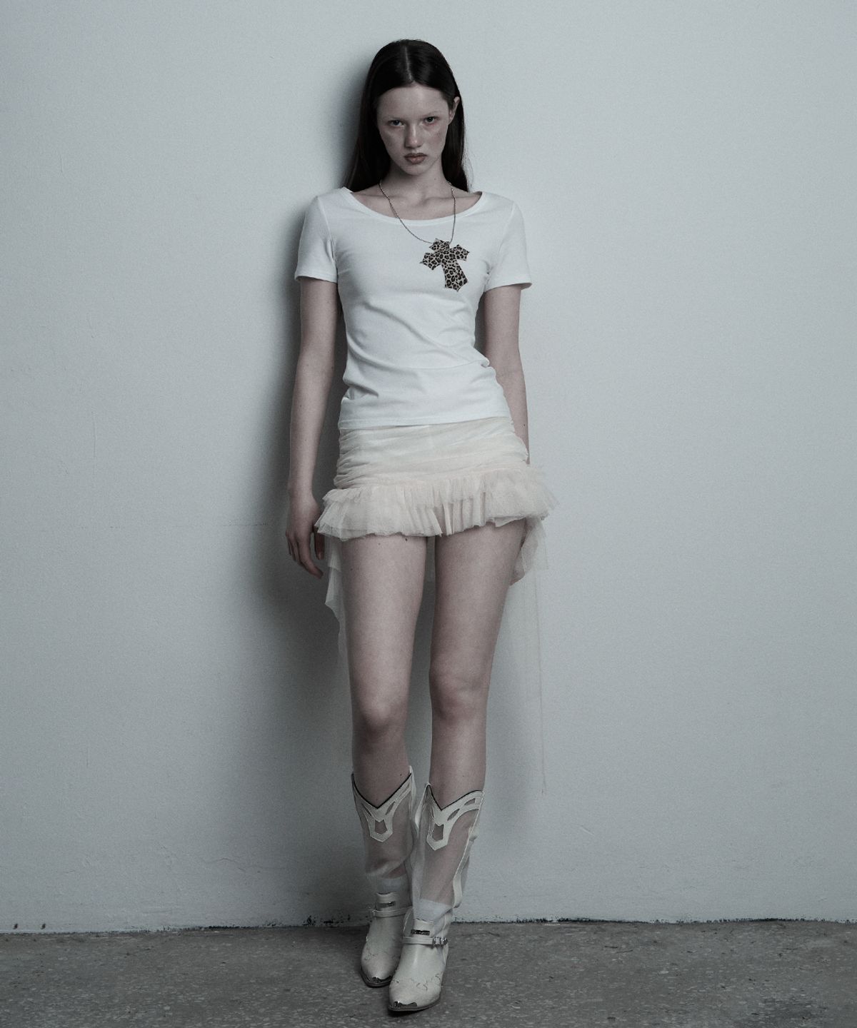 일리오(ILLIO) White-leopard Cross necklace T-shirt