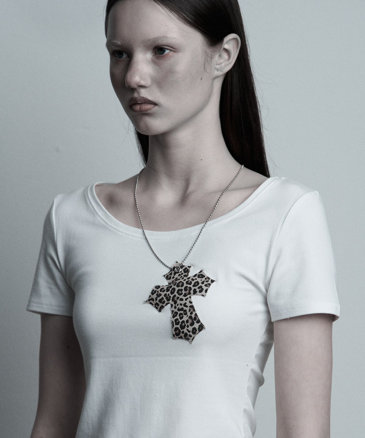 일리오(ILLIO) White-leopard Cross necklace T-shirt
