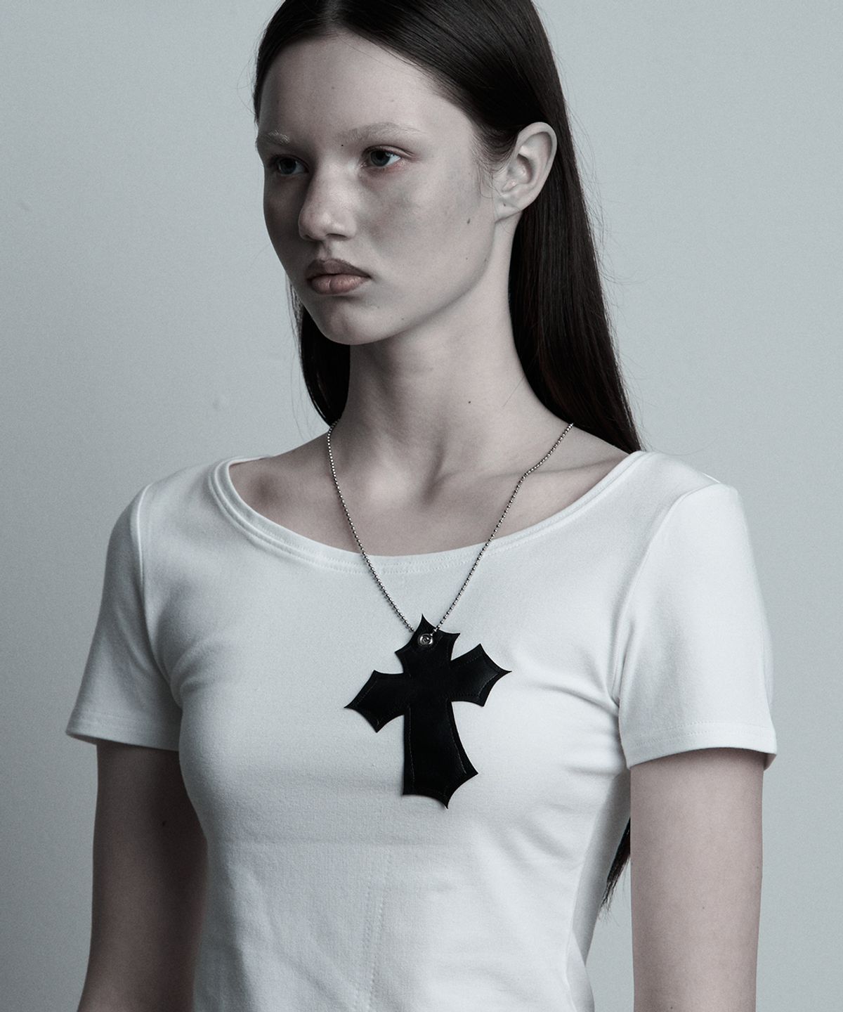 일리오(ILLIO) White-leather Cross necklace T-shirt