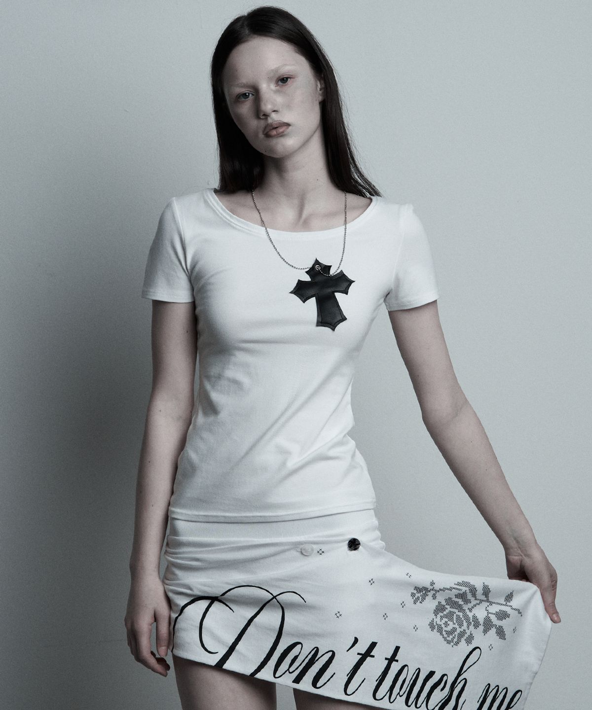 일리오(ILLIO) White-leather Cross necklace T-shirt