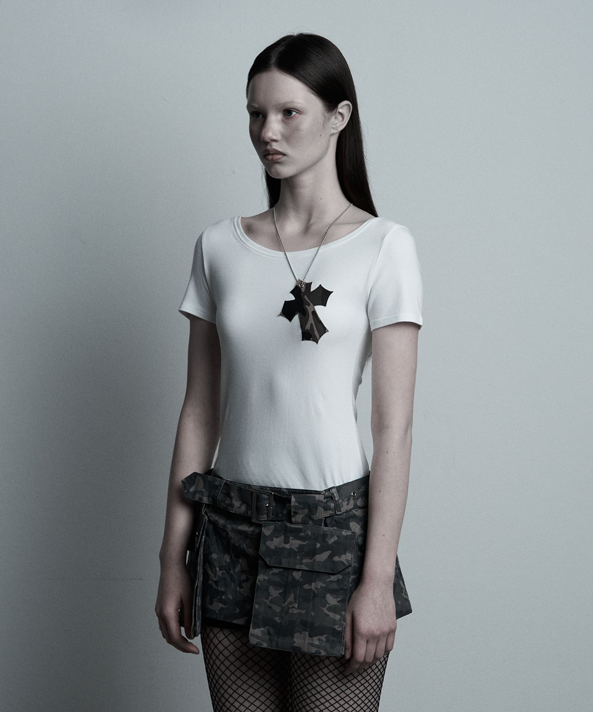 일리오(ILLIO) White-camou Cross necklace T-shirt