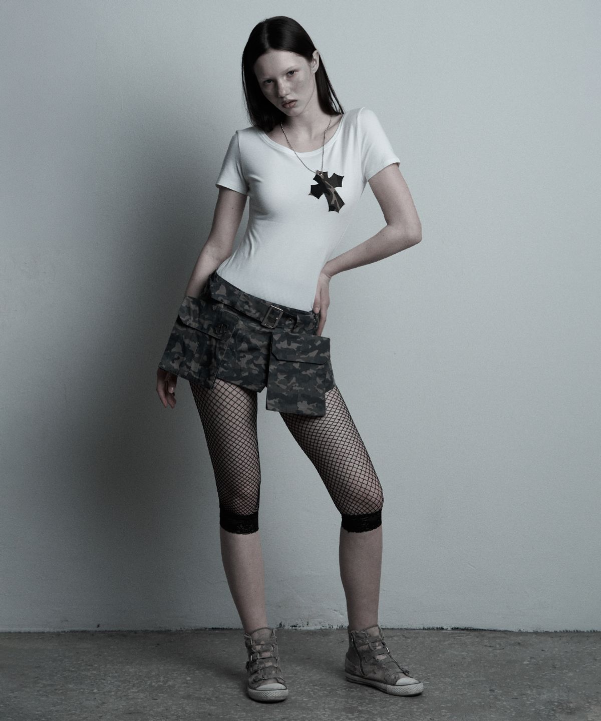 일리오(ILLIO) White-camou Cross necklace T-shirt