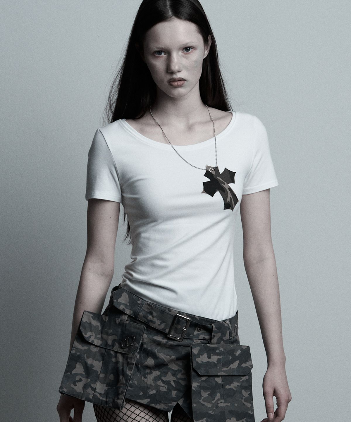 일리오(ILLIO) White-camou Cross necklace T-shirt