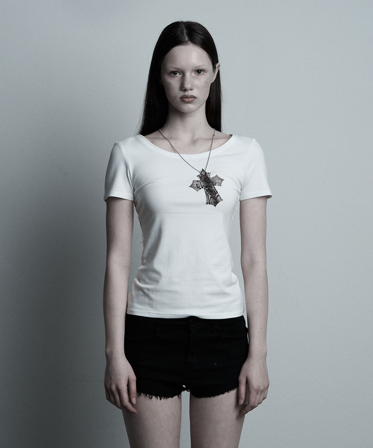 일리오(ILLIO) White-python Cross necklace T-shirt