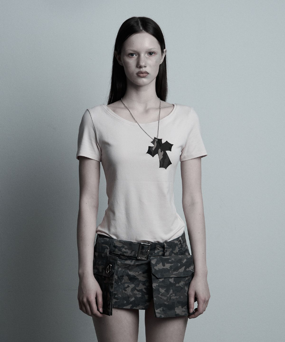 일리오(ILLIO) Pink-camou Cross necklace T-shirt
