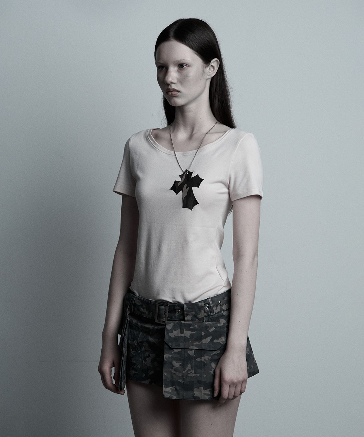 일리오(ILLIO) Pink-camou Cross necklace T-shirt