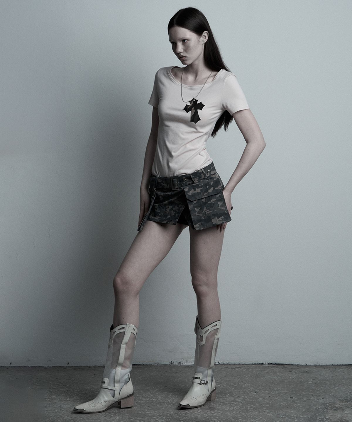 일리오(ILLIO) Pink-camou Cross necklace T-shirt