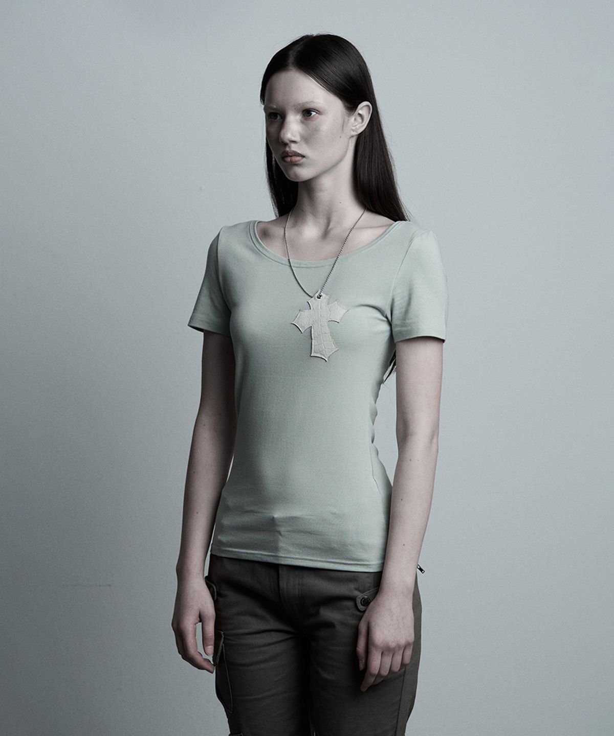 일리오(ILLIO) Green-croc Cross necklace T-shirt