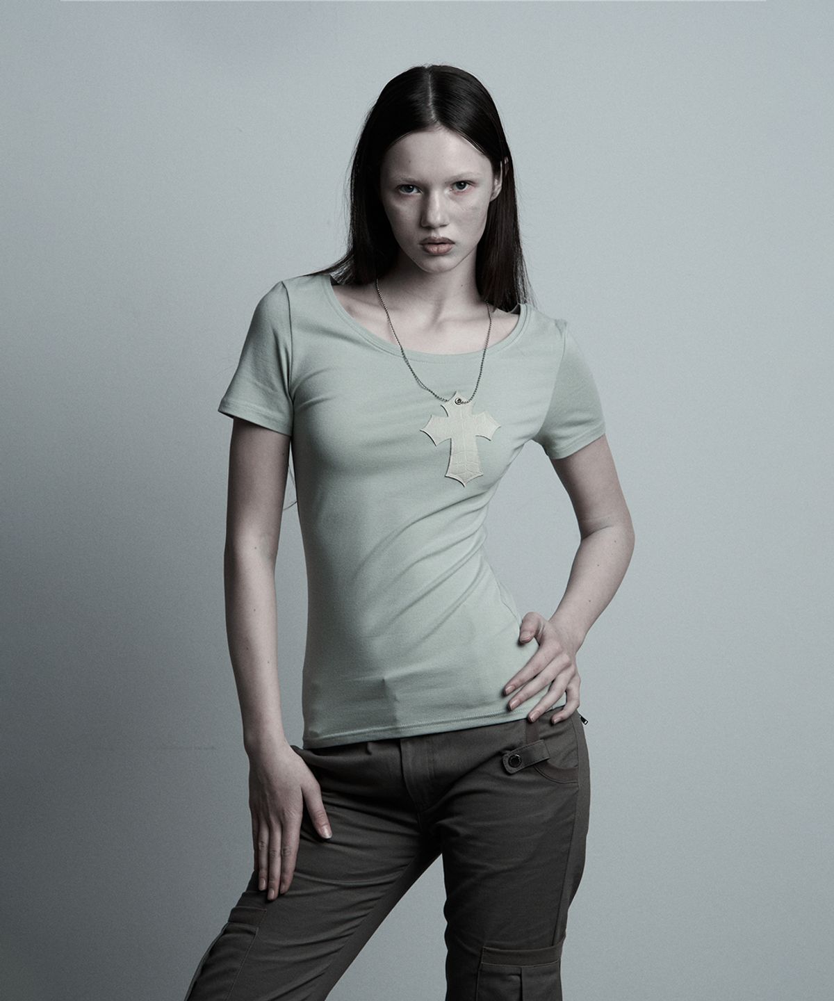 일리오(ILLIO) Green-croc Cross necklace T-shirt