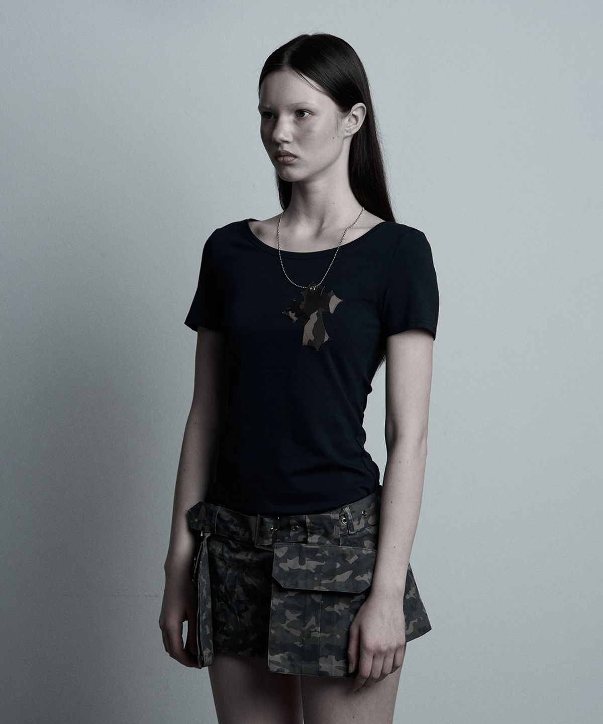 일리오(ILLIO) Navy-camou Cross necklace T-shirt