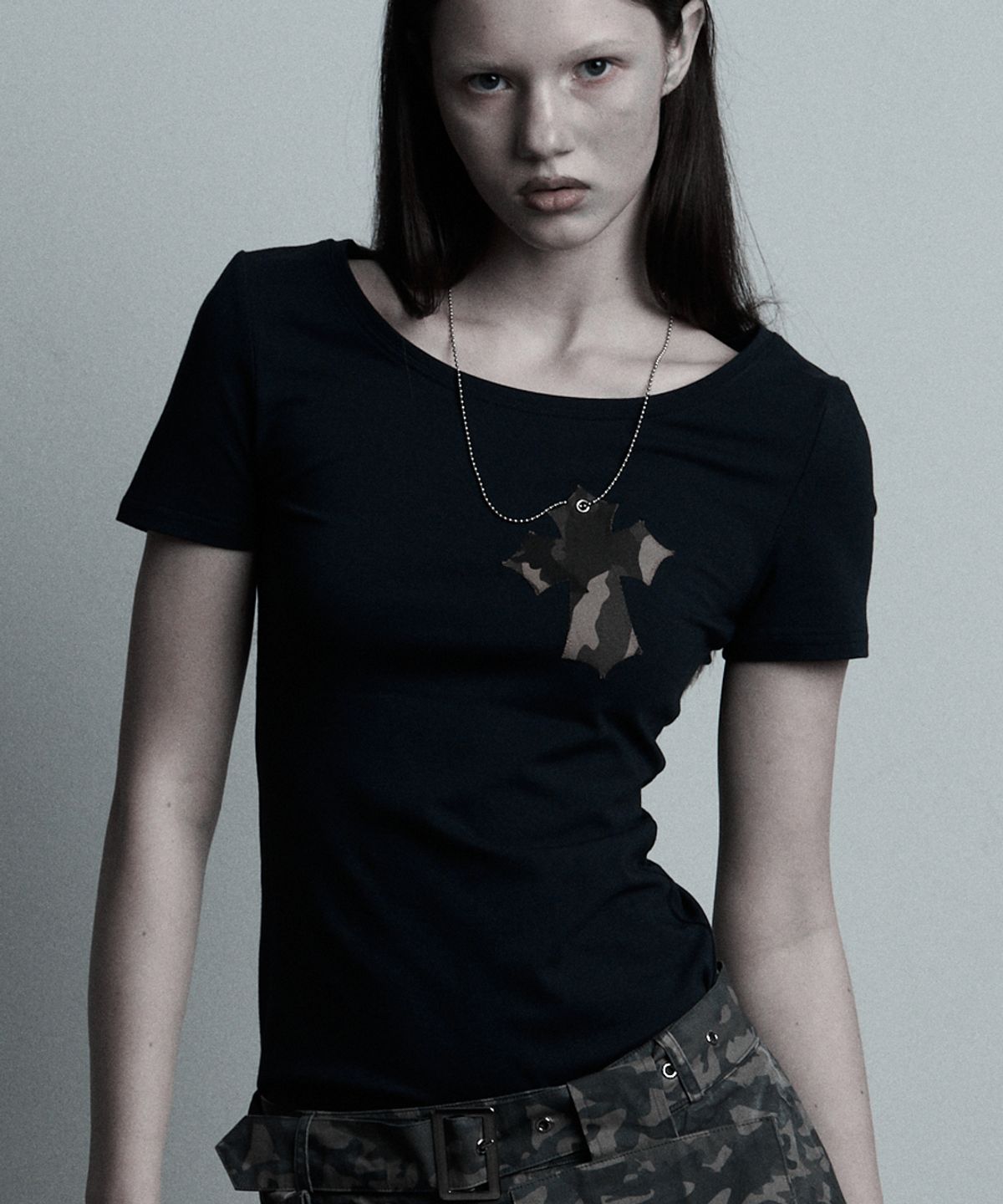 일리오(ILLIO) Navy-camou Cross necklace T-shirt