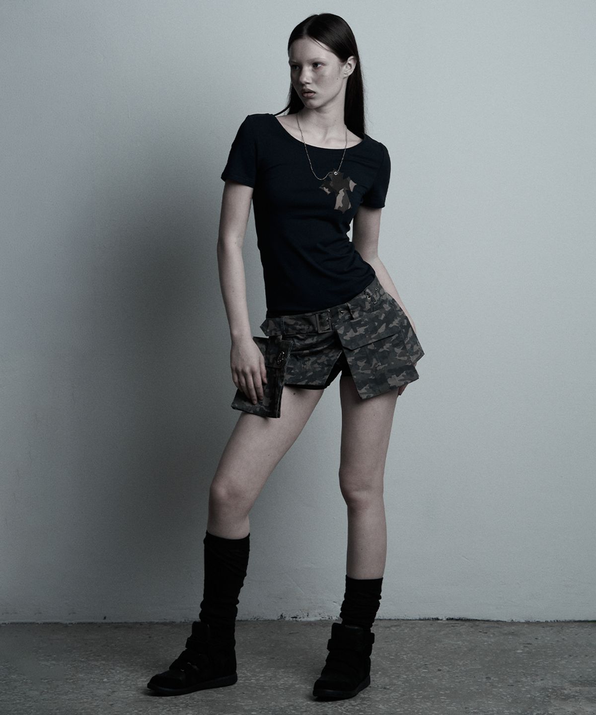 일리오(ILLIO) Navy-camou Cross necklace T-shirt