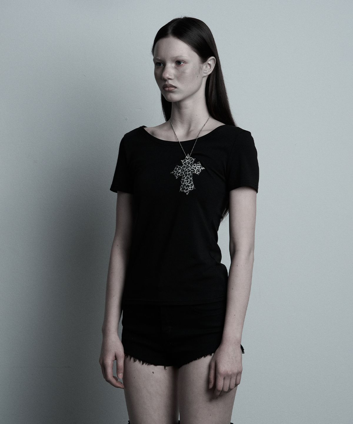 일리오(ILLIO) Black-leo Cross necklace T-shirt