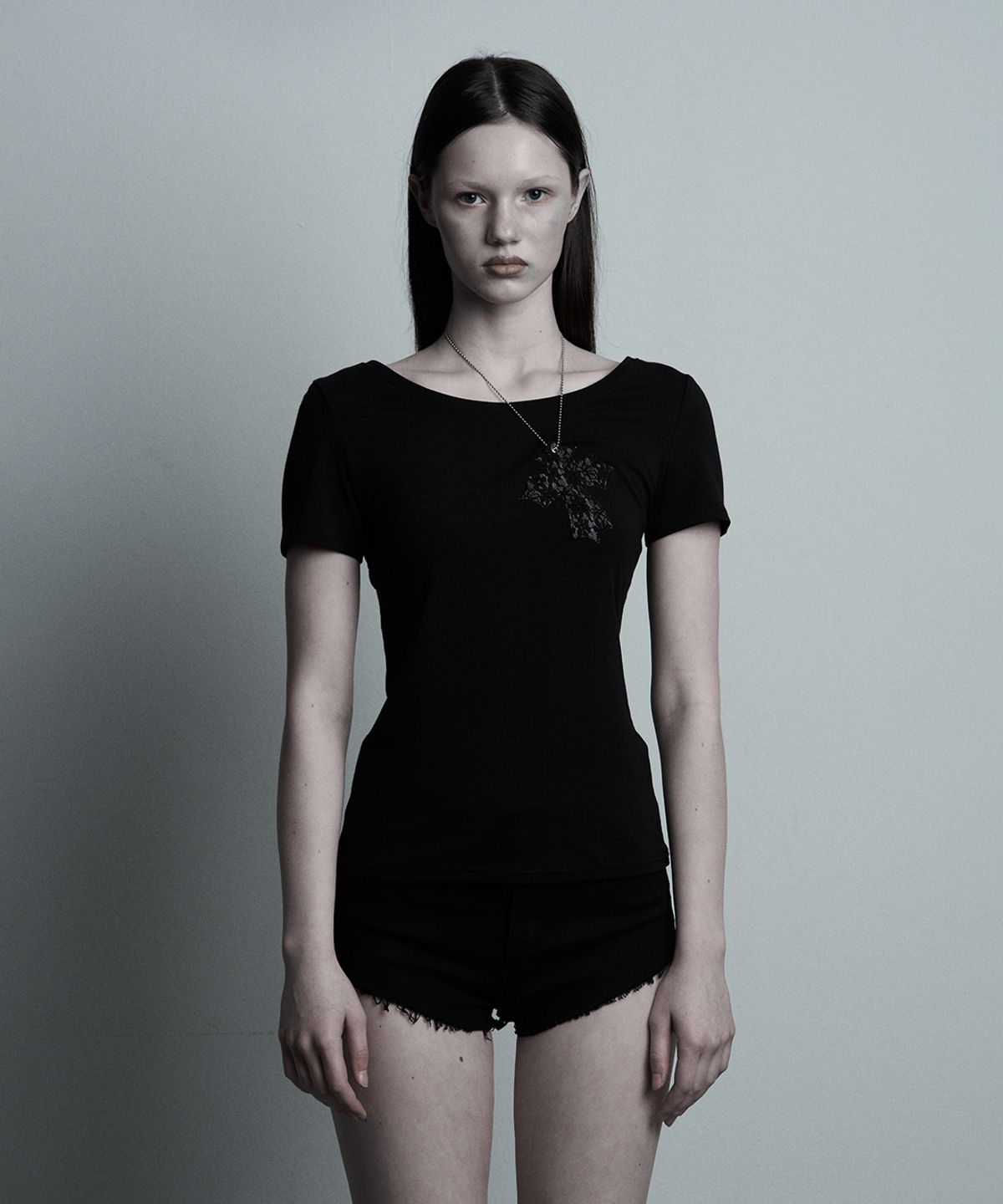 일리오(ILLIO) Black-lace Cross necklace T-shirt