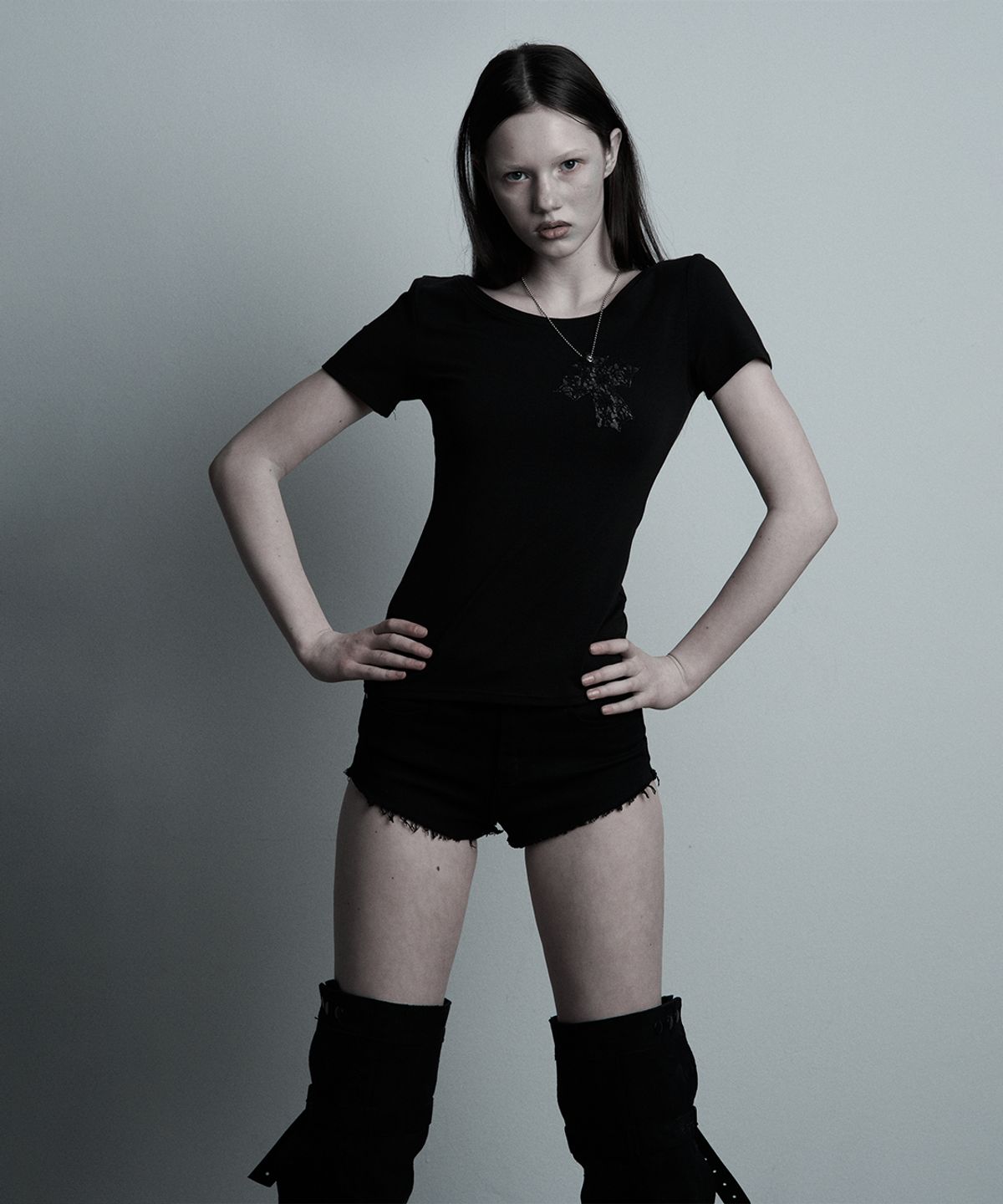 일리오(ILLIO) Black-lace Cross necklace T-shirt