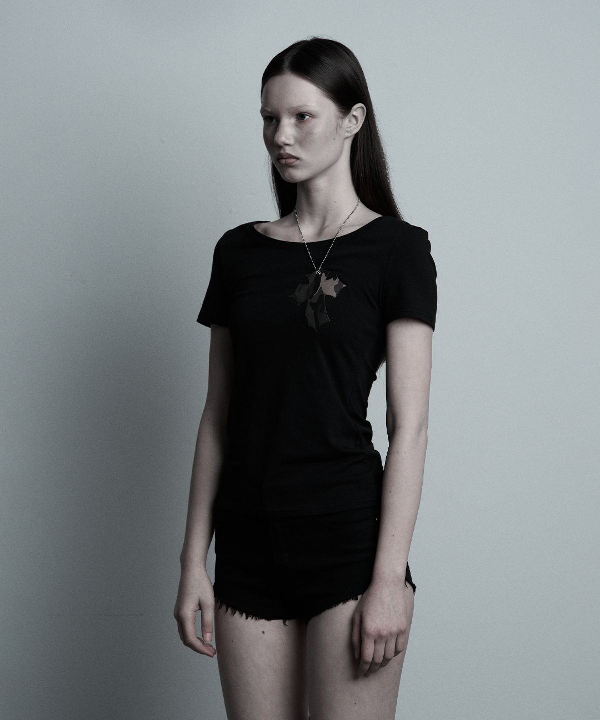 일리오(ILLIO) Black-camou Cross necklace T-shirt