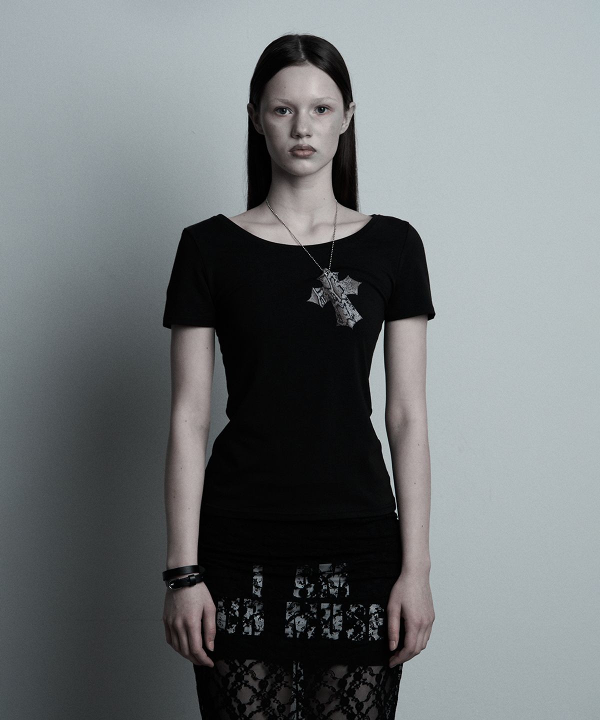 일리오(ILLIO) Black-python Cross necklace T-shirt