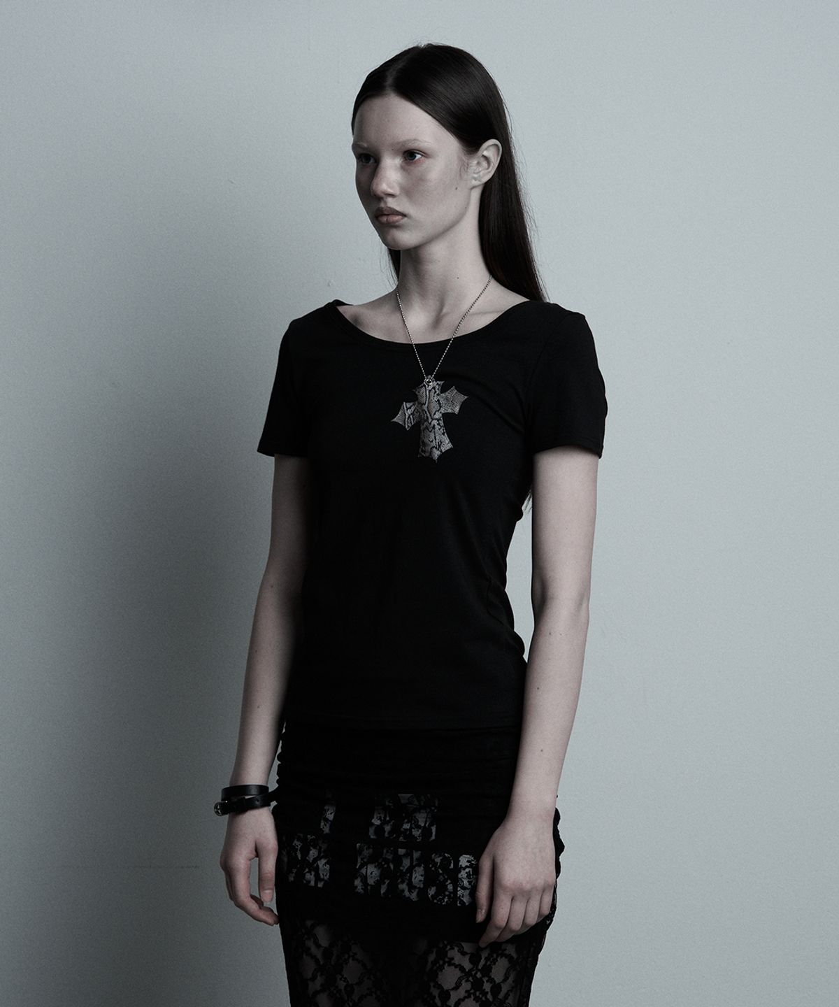 일리오(ILLIO) Black-python Cross necklace T-shirt