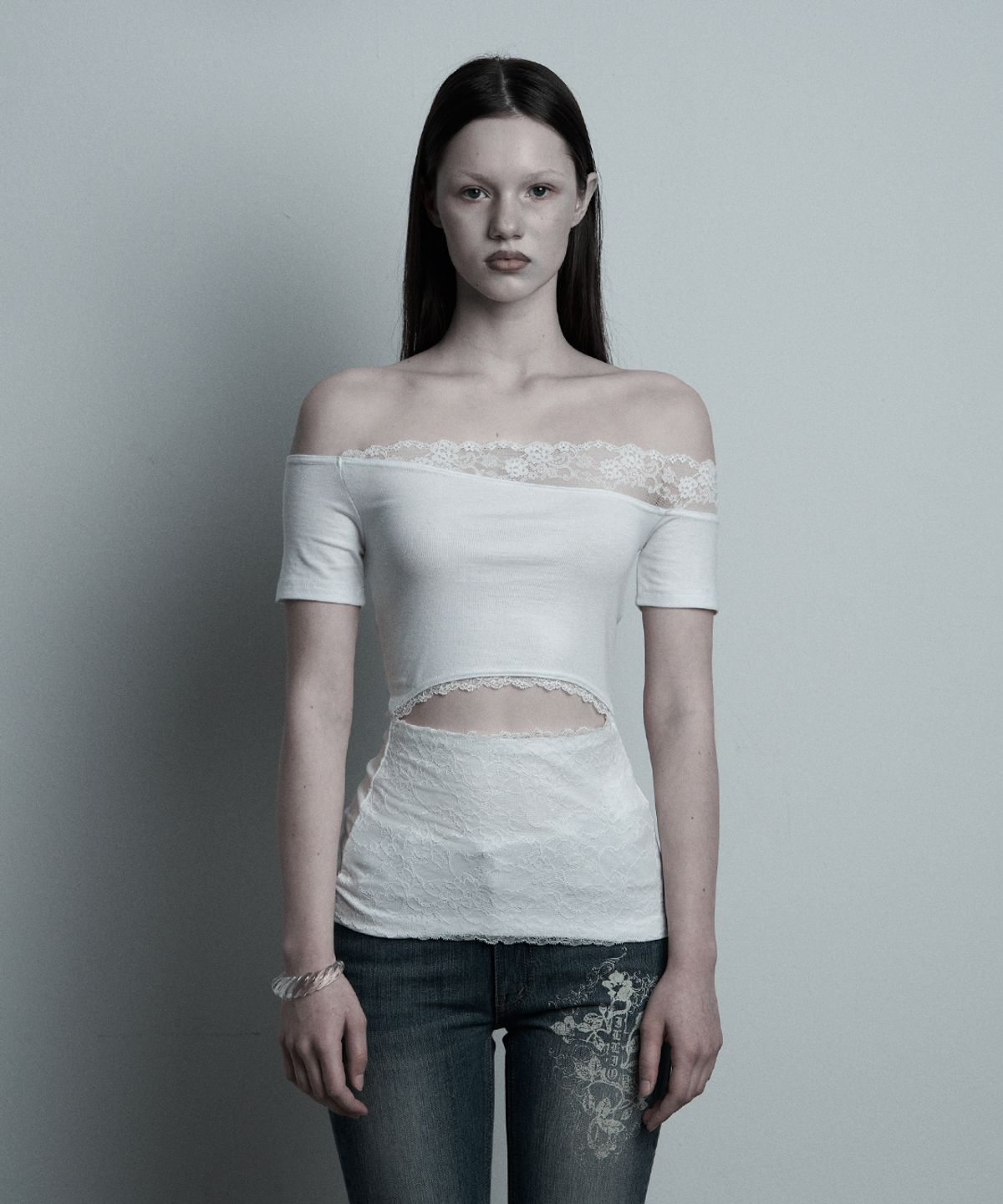일리오(ILLIO) White Lace Off-shoulder top