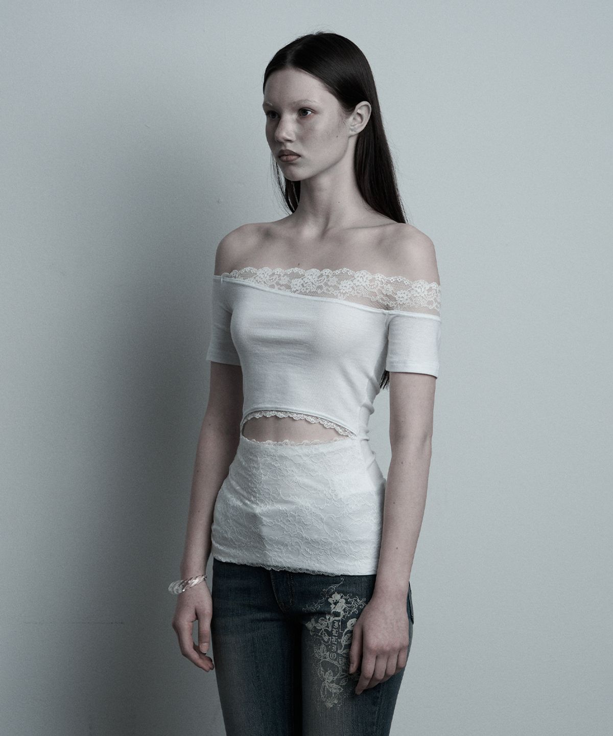 일리오(ILLIO) White Lace Off-shoulder top