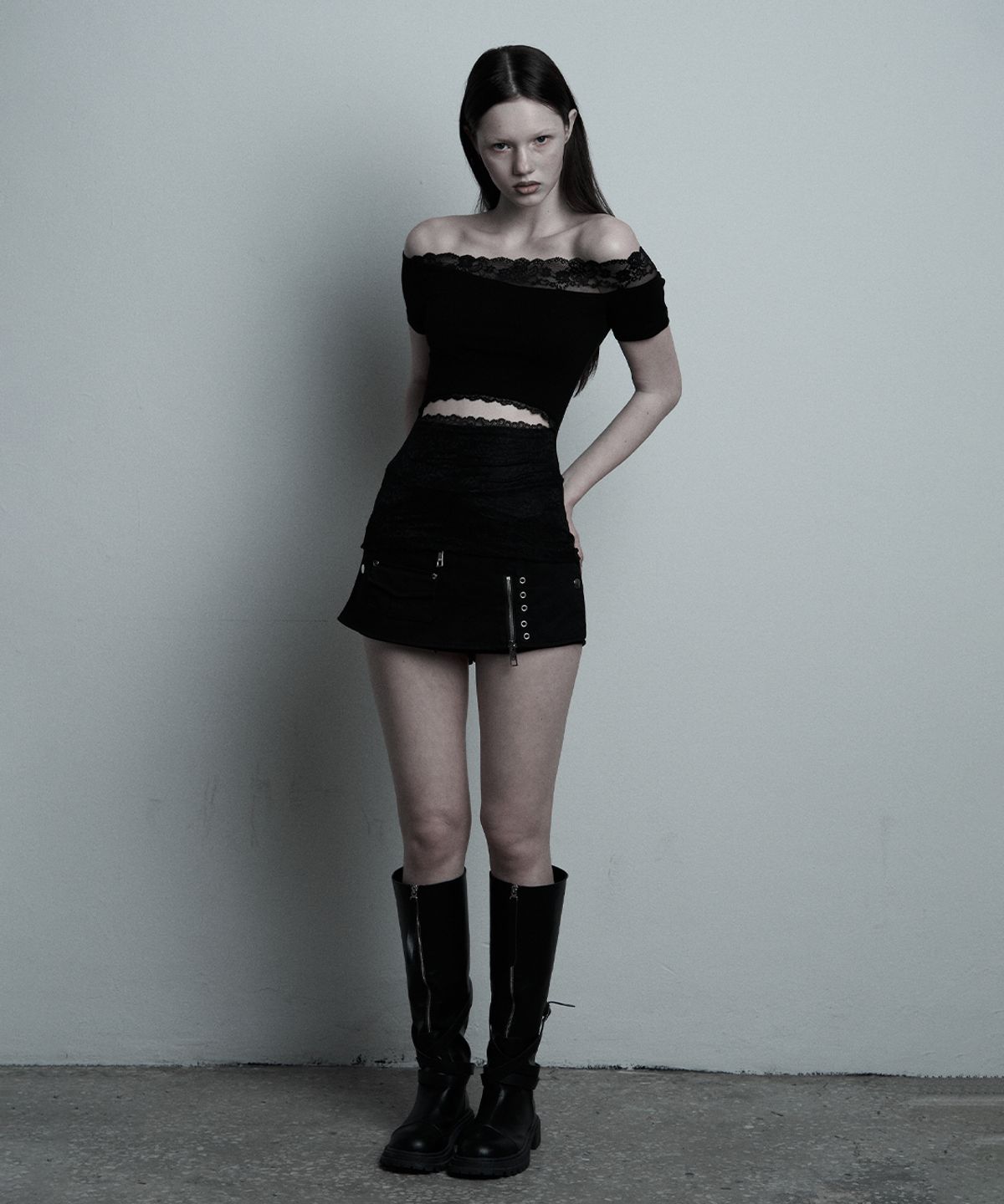 일리오(ILLIO) Black Lace Off-shoulder top