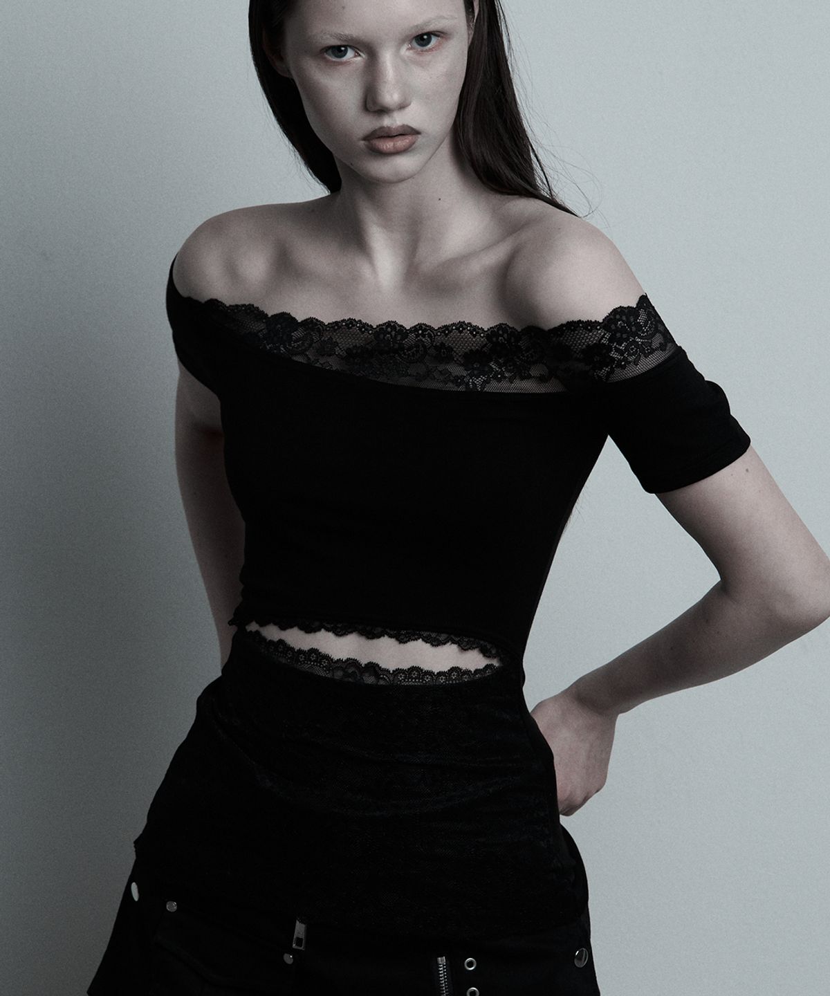 일리오(ILLIO) Black Lace Off-shoulder top