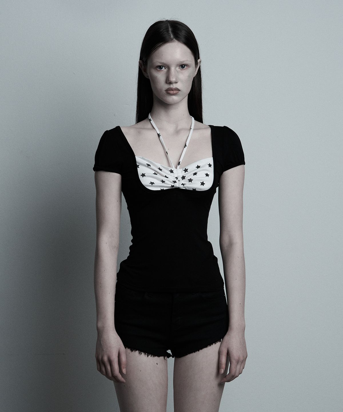 일리오(ILLIO) Black star Giselle gathered top