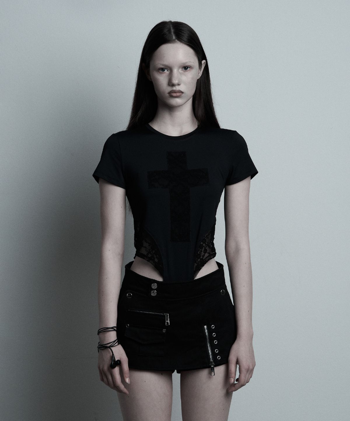 일리오(ILLIO) Black Cross Lace bodysuit