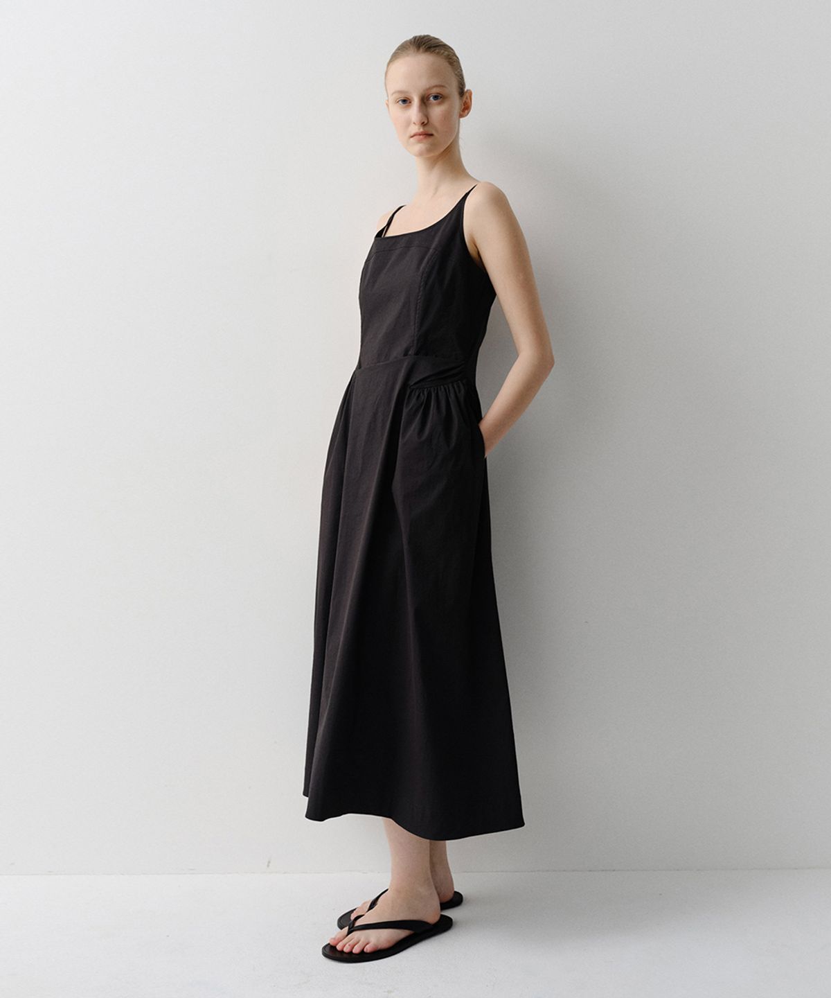 이아(EAAH) SIDE SHIRRING SLEEVELESS DRESS (BLACK)