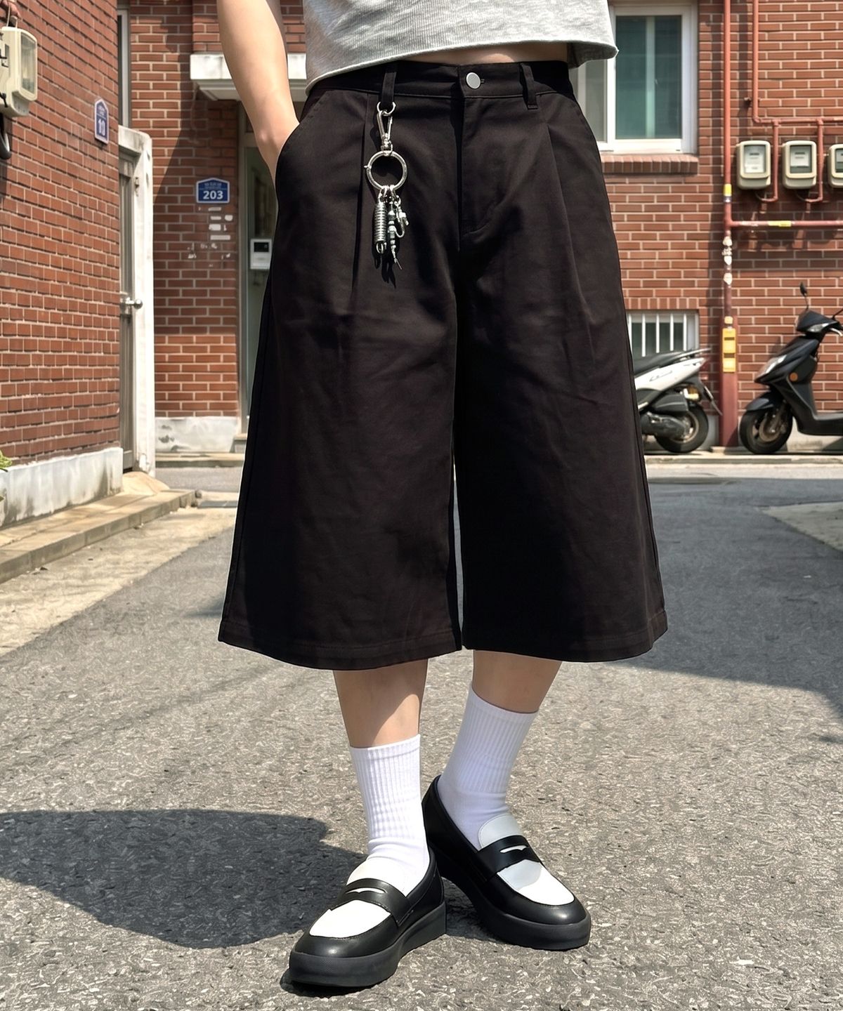 언더오프(UNDEROFF) 와이드 코튼 핀턱 버뮤다 팬츠 블랙
