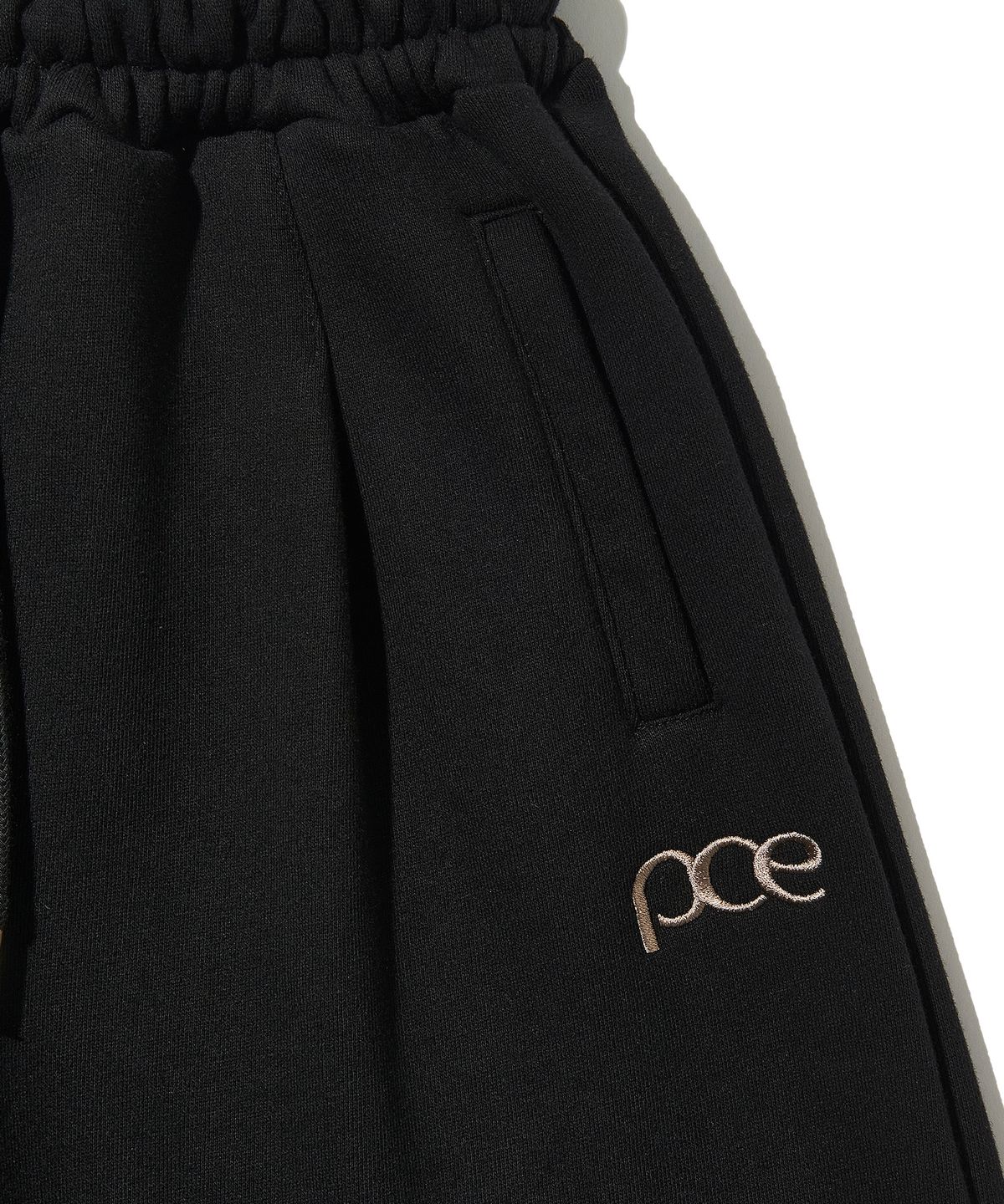 피스메이커(PIECE MAKER) PCE 아플리케 딥턱 버뮤다 스웻 쇼츠 (블랙&카모)