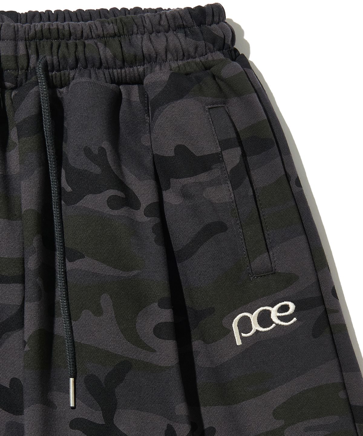 피스메이커(PIECE MAKER) PCE 아플리케 딥턱 버뮤다 스웻 쇼츠 (카모플라쥬)