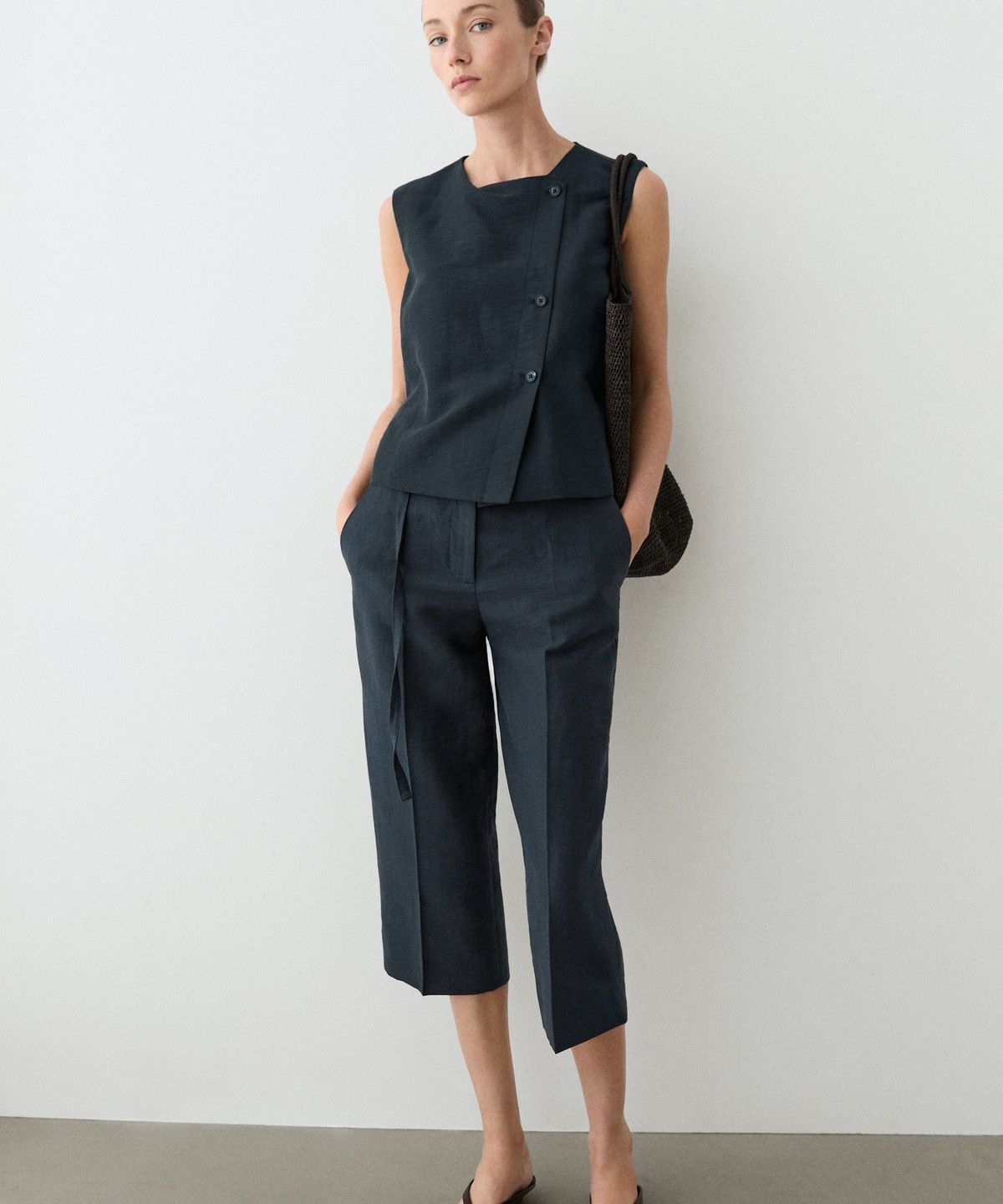 마시모두띠(MASSIMO DUTTI) 비대칭 버튼 린넨 베스트