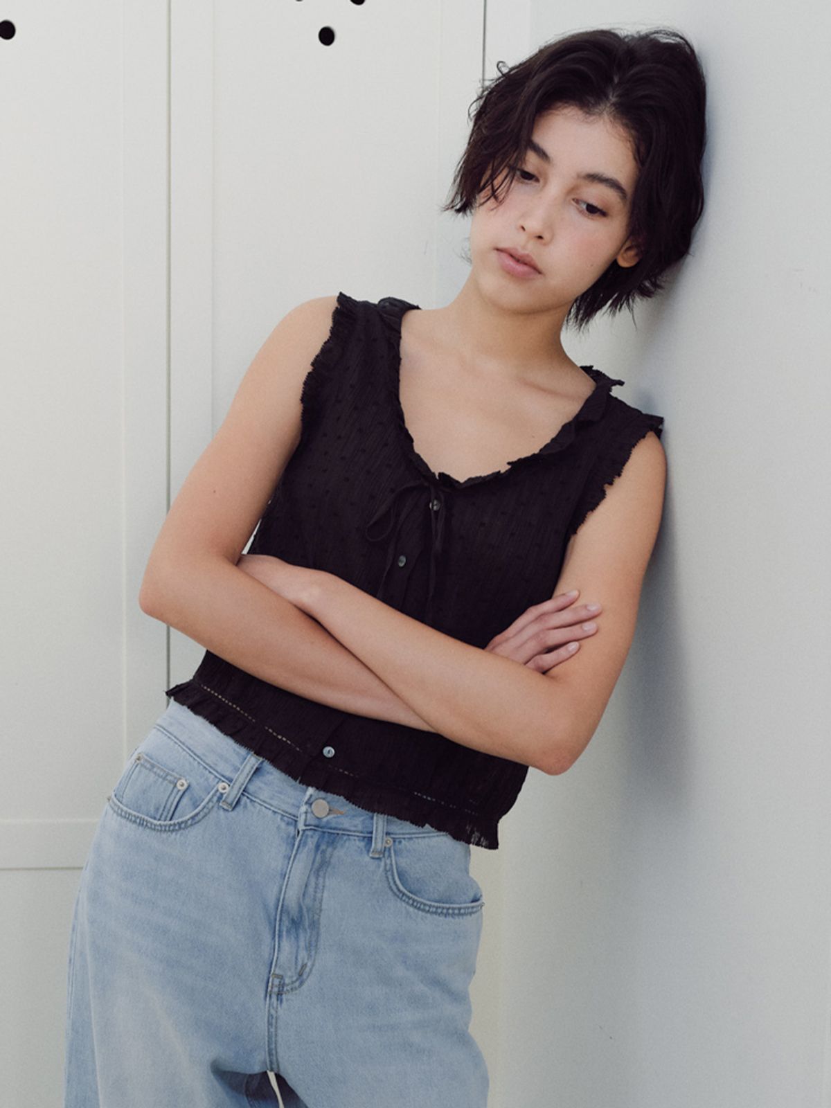 베이오드(BAIE OUD) Dot U-neck frill sleeveless blouse_black