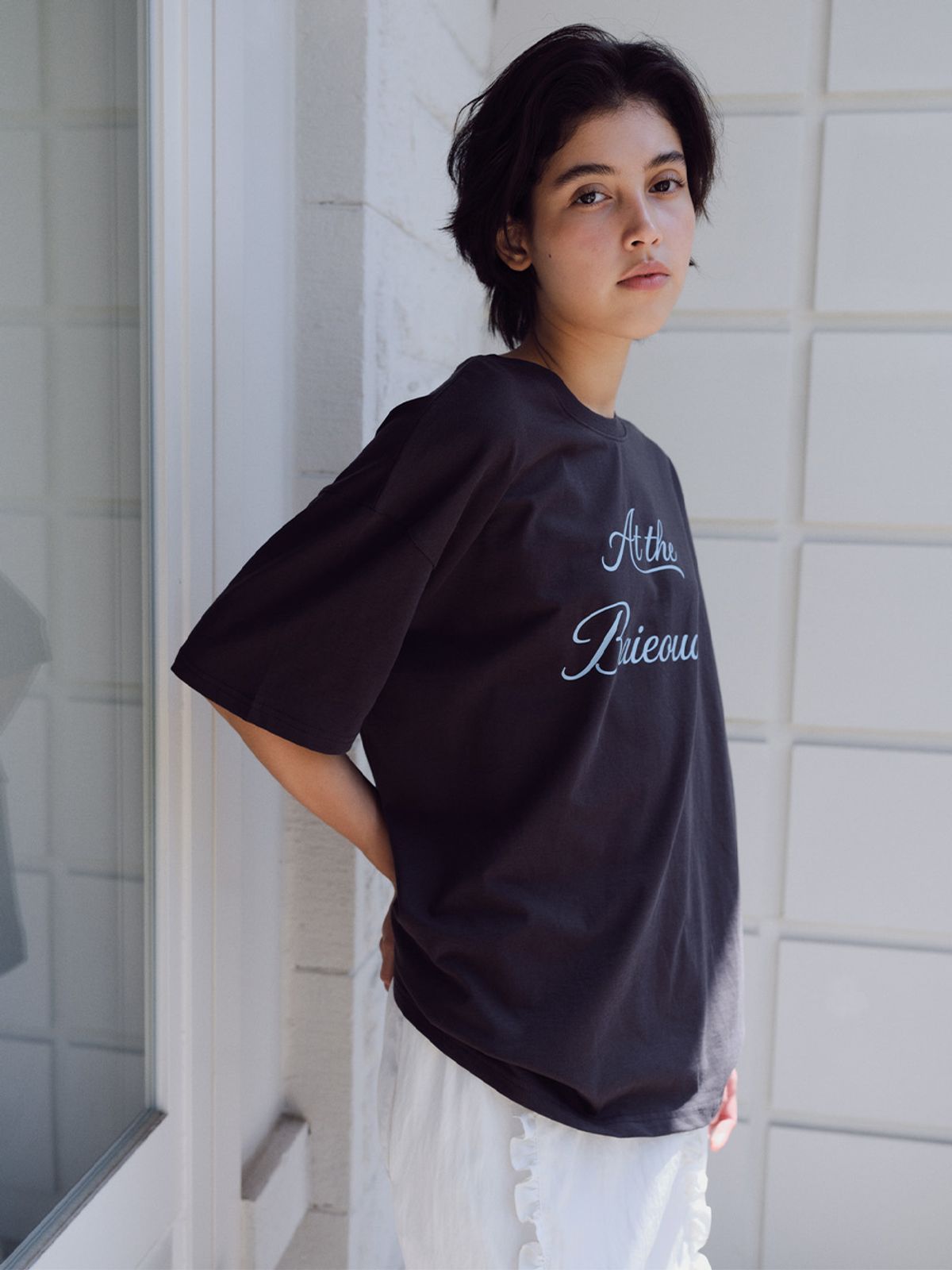 베이오드(BAIE OUD) At the baie oud T-shirt_charcoal