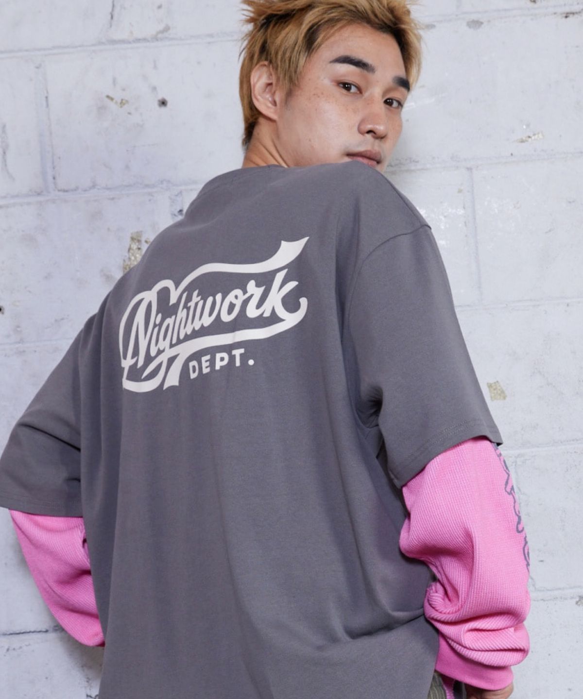 나이트워크뎁(NIGHTWORKDEPT) N.W.D 스크립트 로고 티_그레이