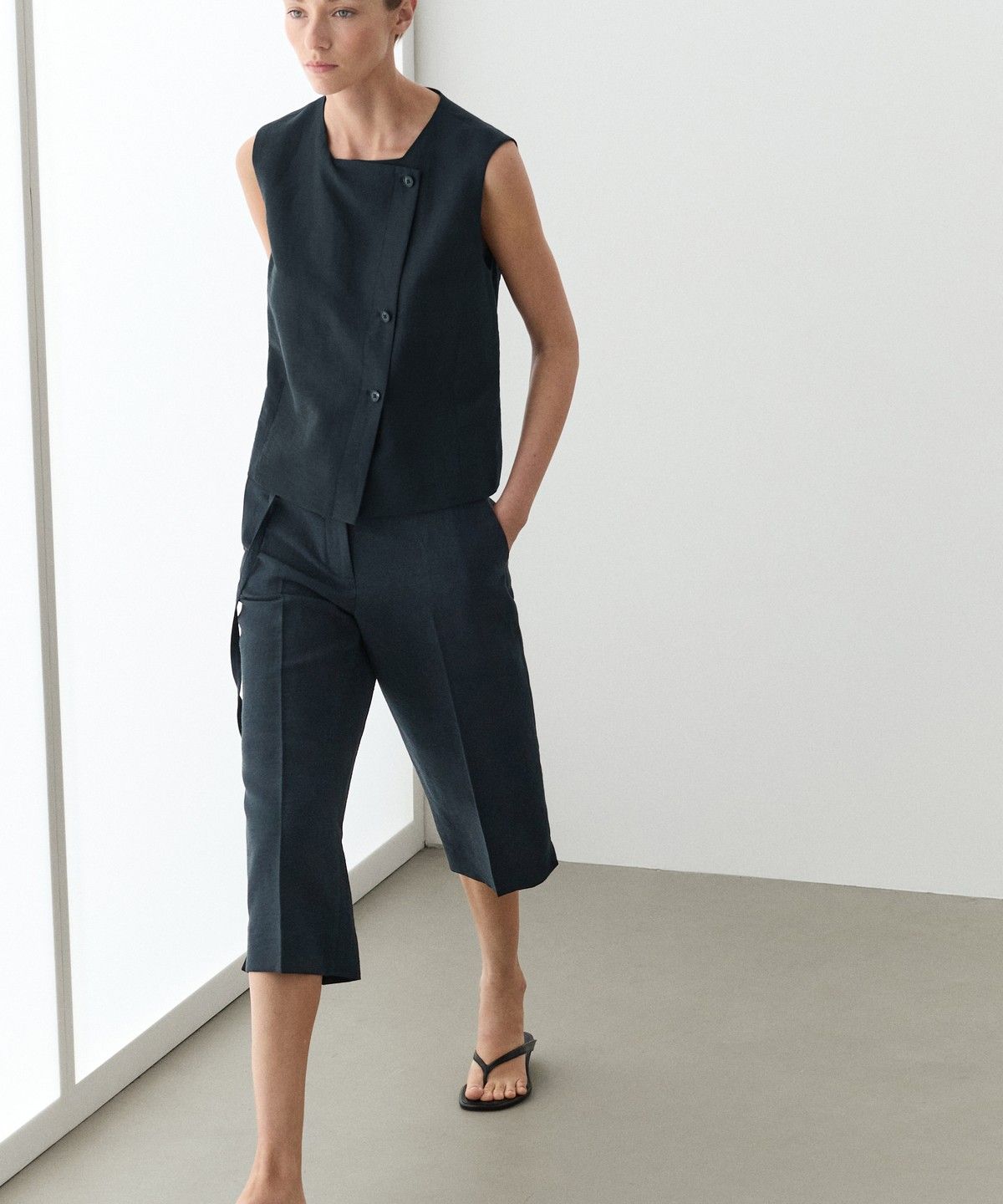 마시모두띠(MASSIMO DUTTI) 린넨 & 코튼 블렌드 벨트 디테일 플루이드 버뮤다 팬츠