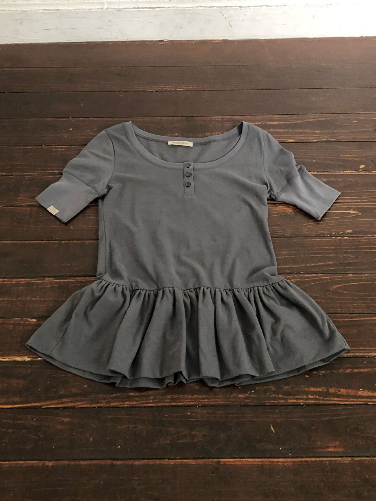피브스피브스(PEEVES PEEVES) Henley Peplum Top / Charcoal