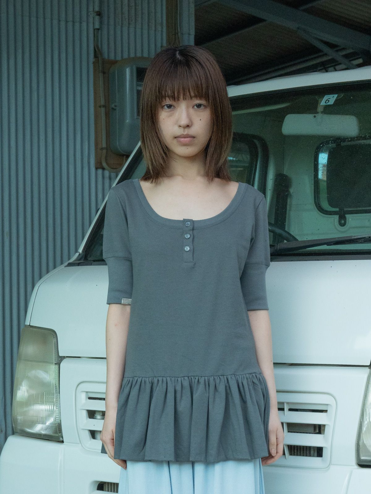 피브스피브스(PEEVES PEEVES) Henley Peplum Top / Charcoal