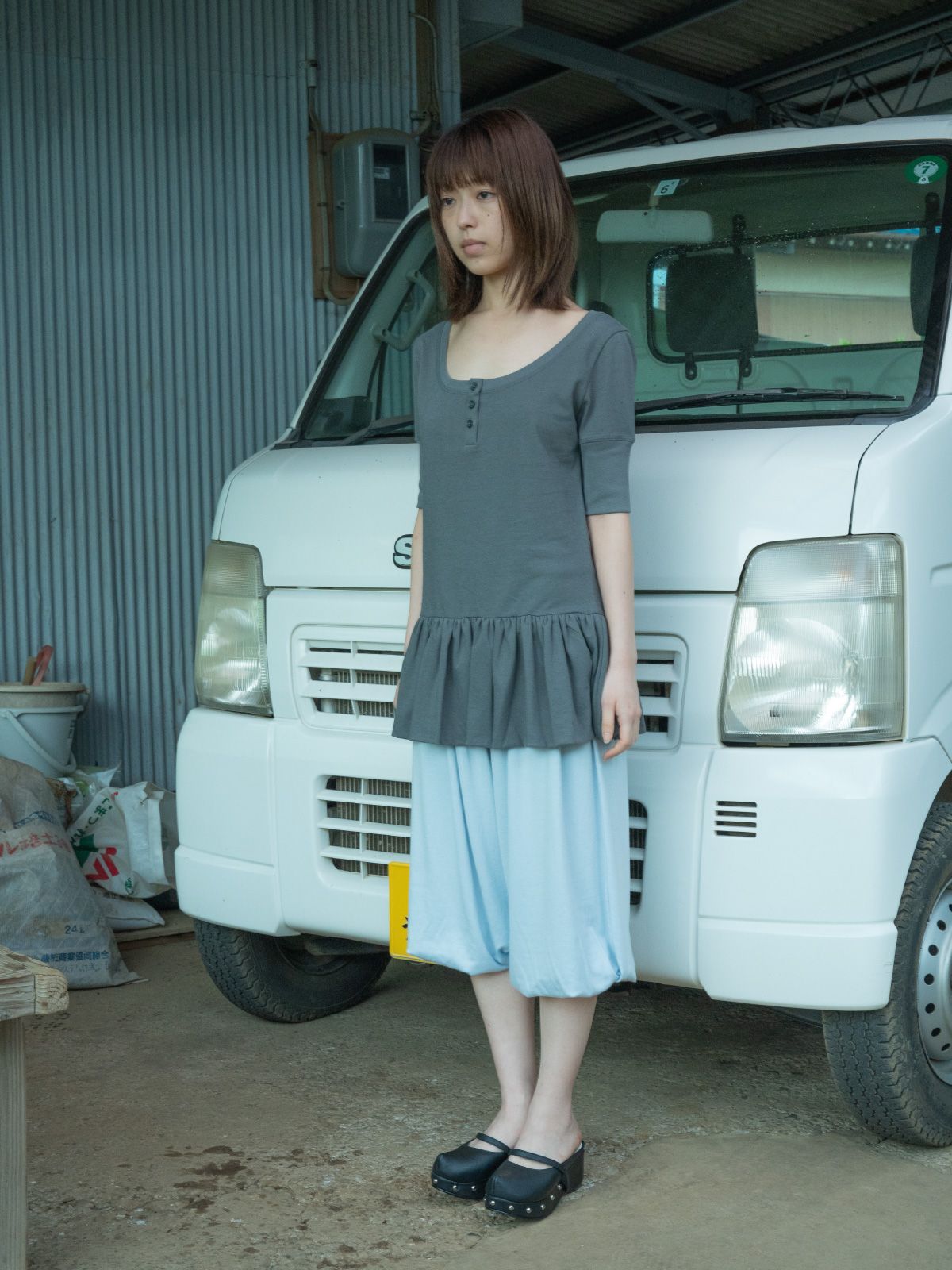 피브스피브스(PEEVES PEEVES) Henley Peplum Top / Charcoal
