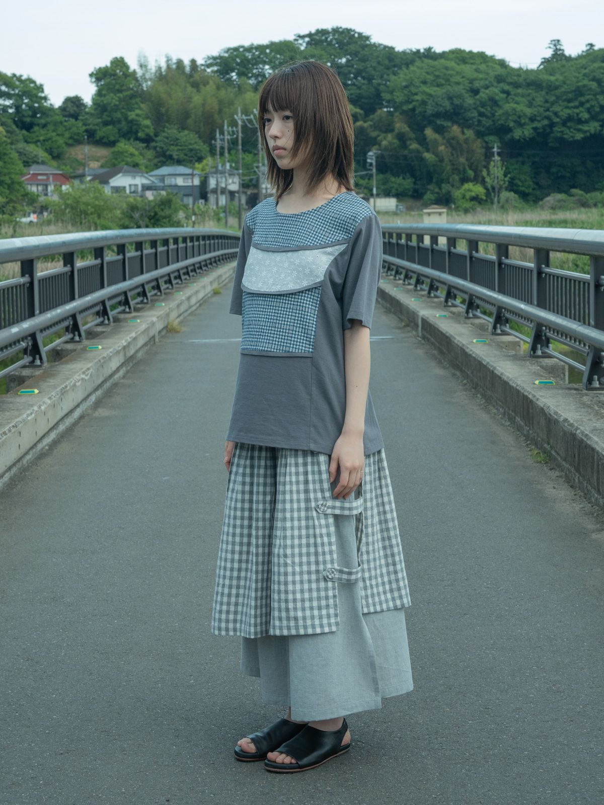 피브스피브스(PEEVES PEEVES) Curved Bib T-Shirt / Charcoal