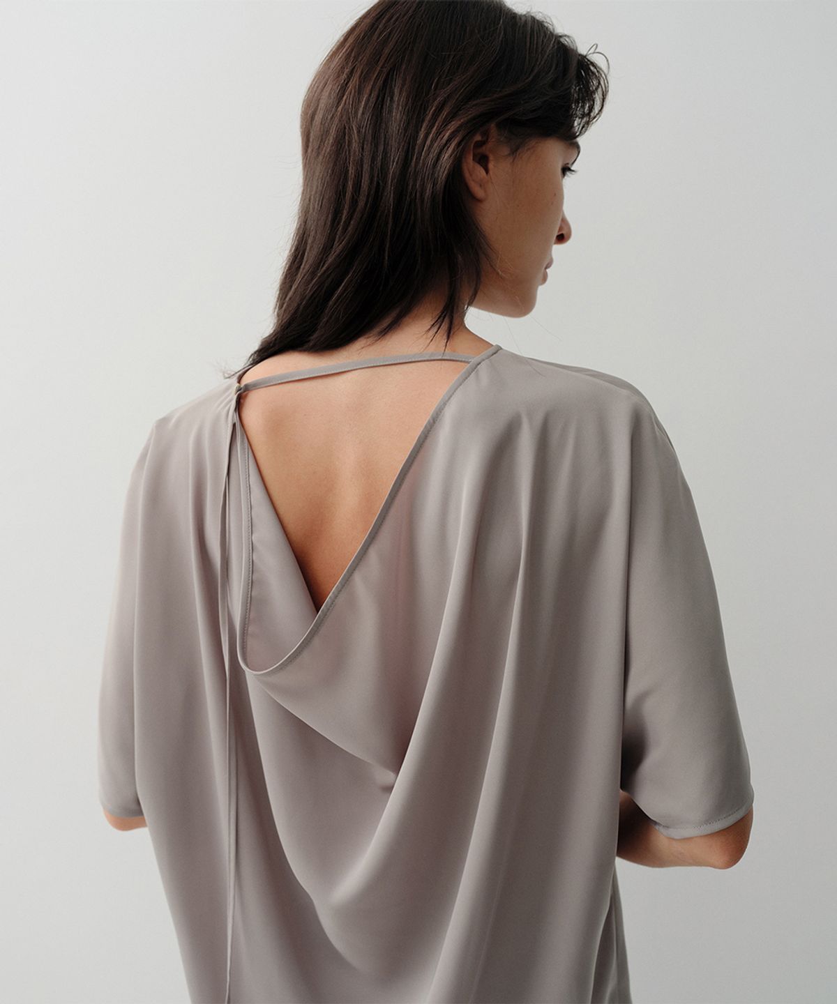 이아(EAAH) BACK COWL BLOUSE (TAUPE)