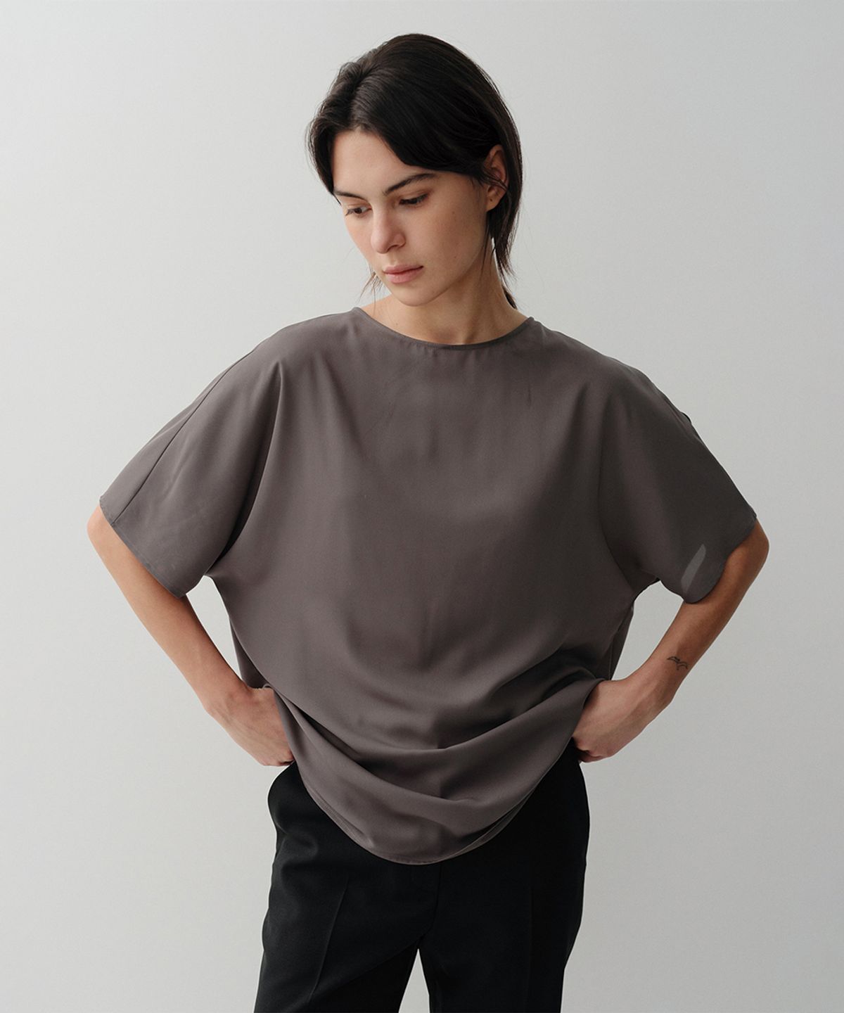 이아(EAAH) BACK COWL BLOUSE (BROWN)