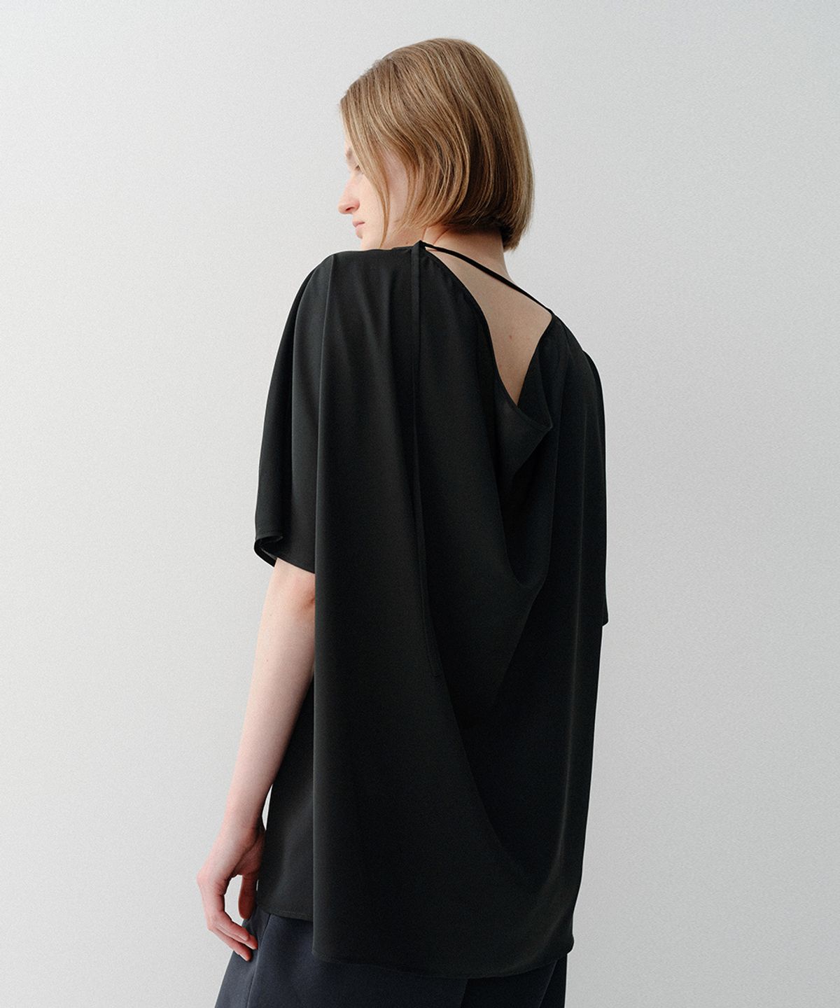 이아(EAAH) BACK COWL BLOUSE (BLACK)