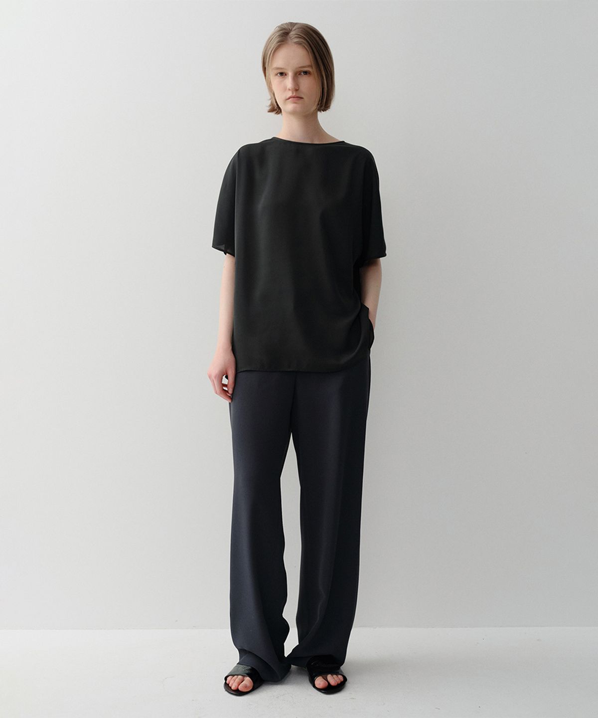 이아(EAAH) BACK COWL BLOUSE (BLACK)