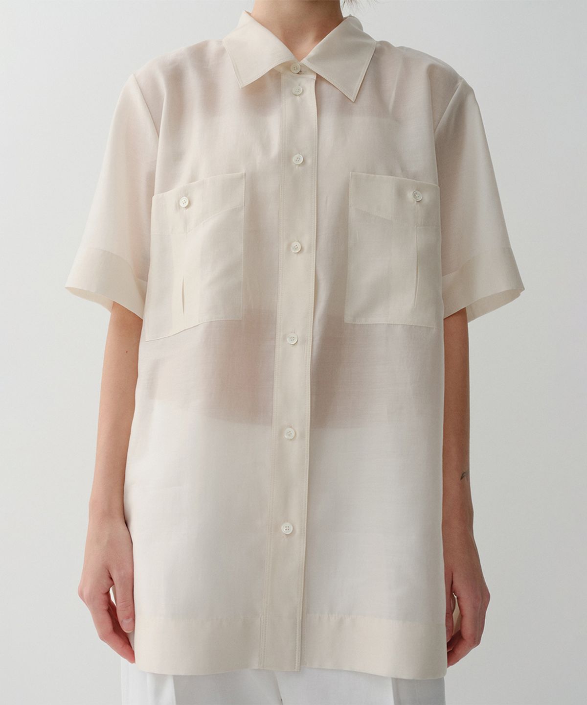이아(EAAH) LUSE SHEER POCKET SHIRT (CREAM)