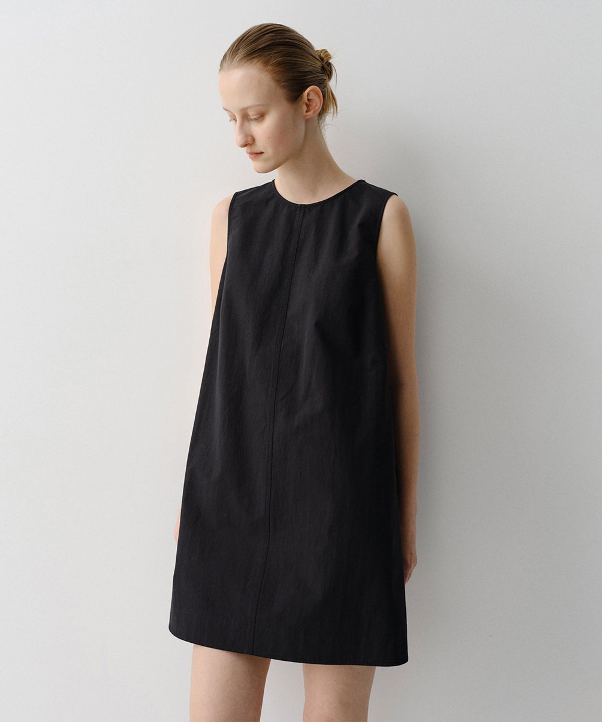 이아(EAAH) STITCH SLEEVELESS MINI DRESS (BLACK)