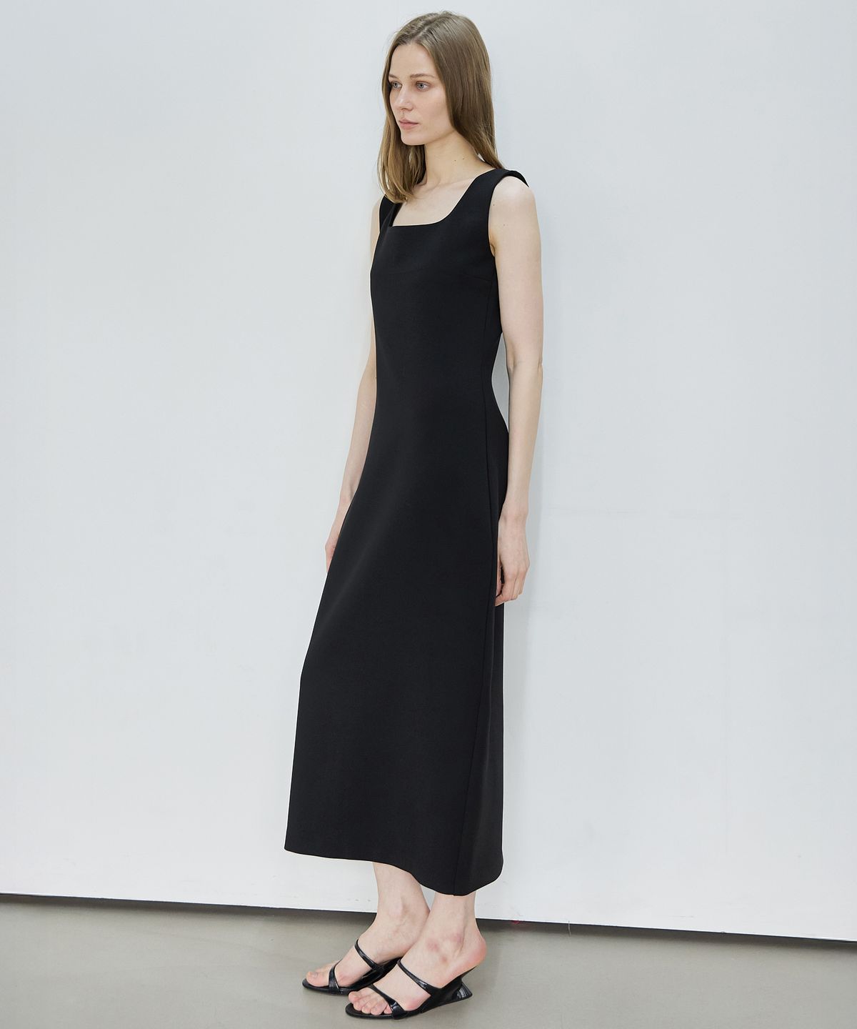 누토프(NUTOFFE) Modern squre neck Ops_Black