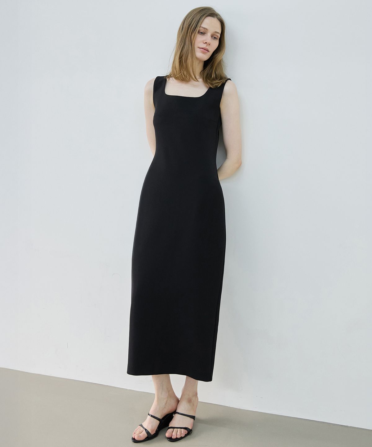 누토프(NUTOFFE) Modern squre neck Ops_Black