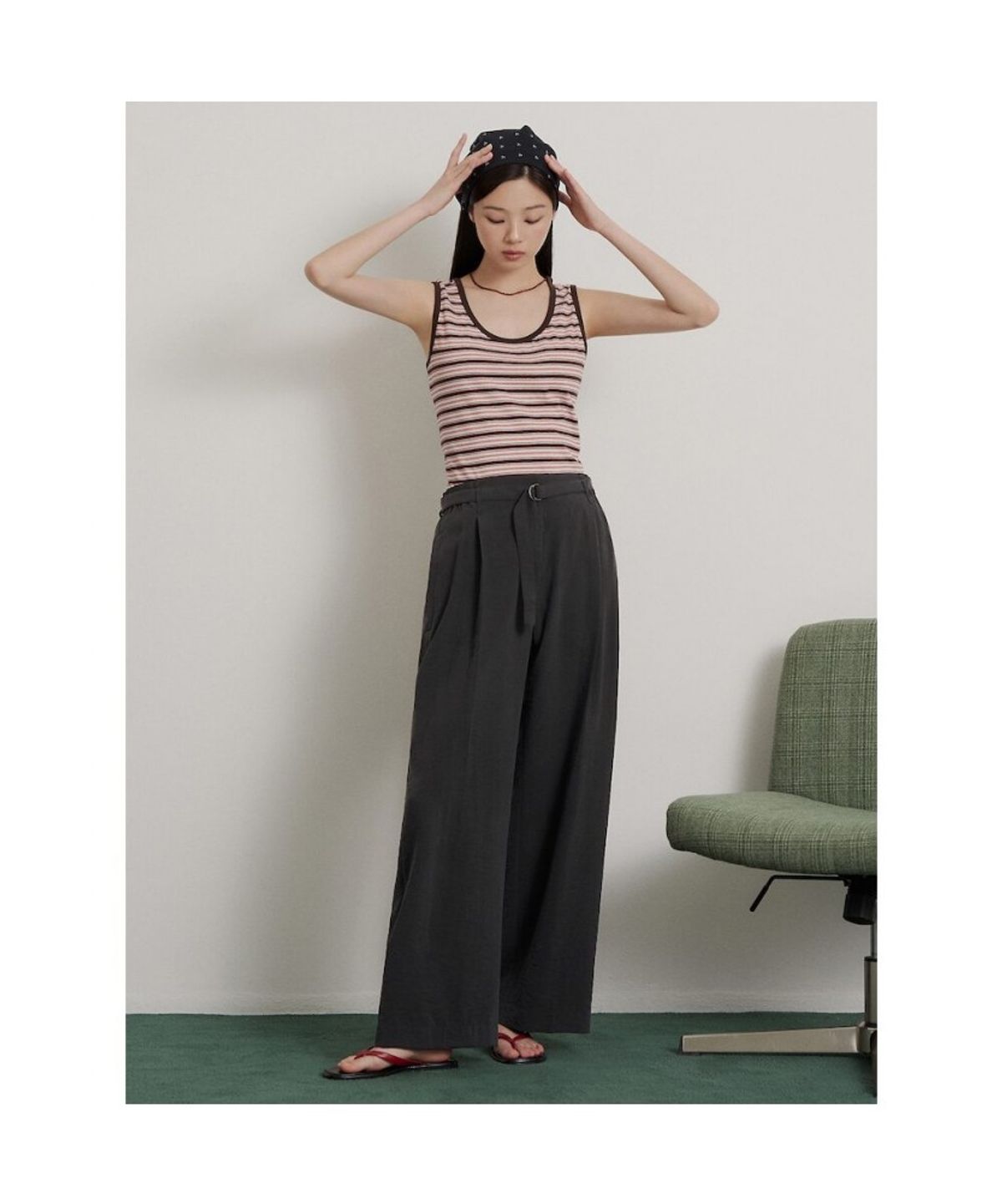 빈폴 레이디스(BEANPOLE LADIES) 멀티 스트라이프 U넥 슬리브리스 티셔츠  브라운 (BF6542C05D)